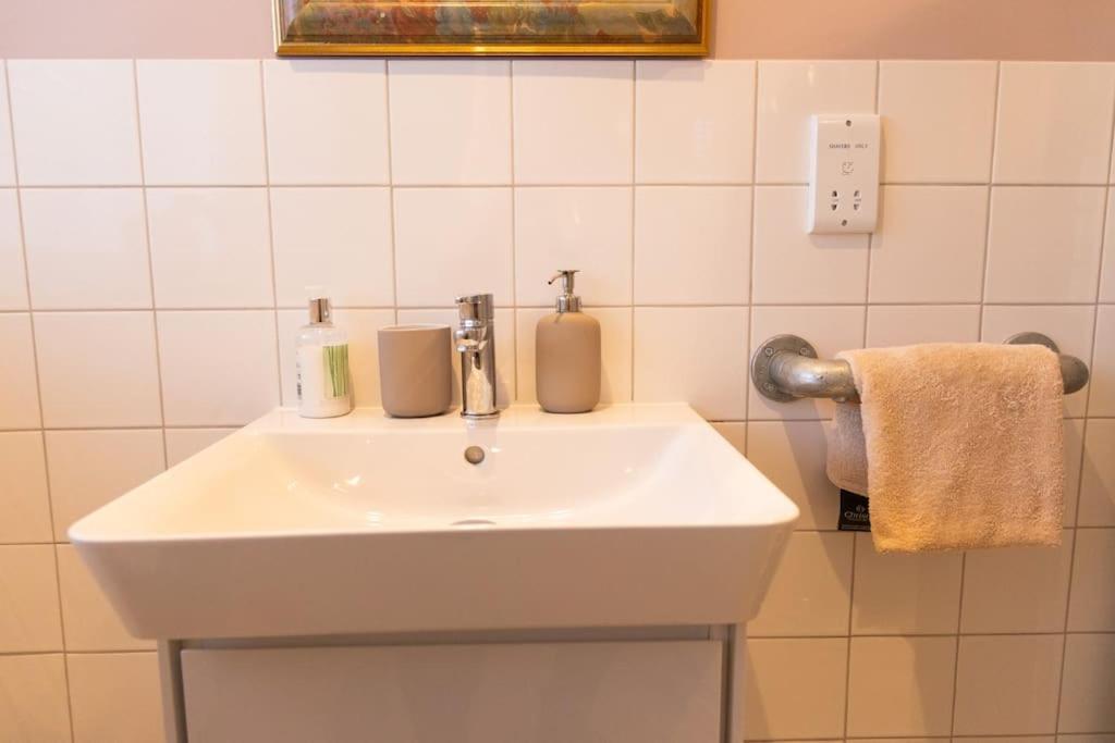 Amarelo Apartment, Central Charlbury, 1 Super King Bed Экстерьер фото