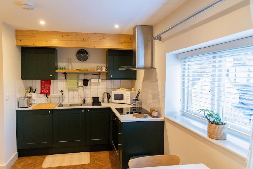 Amarelo Apartment, Central Charlbury, 1 Super King Bed Экстерьер фото