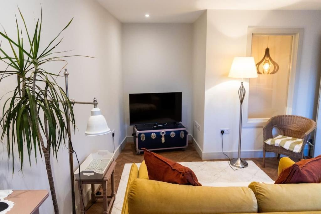 Amarelo Apartment, Central Charlbury, 1 Super King Bed Экстерьер фото