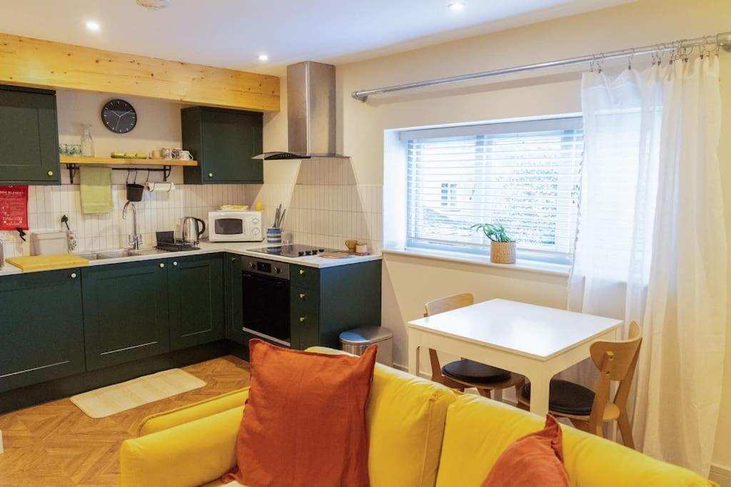 Amarelo Apartment, Central Charlbury, 1 Super King Bed Экстерьер фото