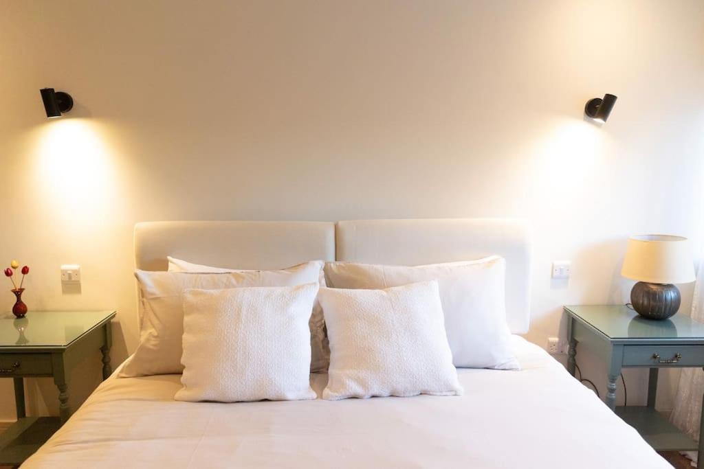 Amarelo Apartment, Central Charlbury, 1 Super King Bed Экстерьер фото