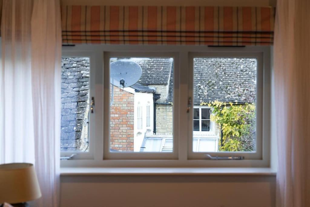 Amarelo Apartment, Central Charlbury, 1 Super King Bed Экстерьер фото