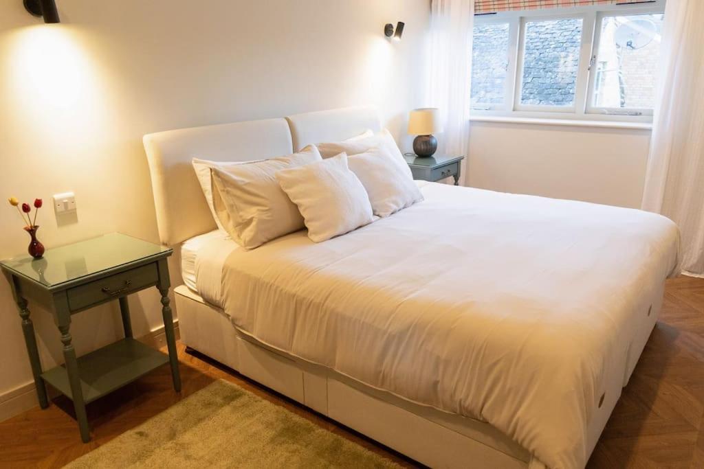 Amarelo Apartment, Central Charlbury, 1 Super King Bed Экстерьер фото