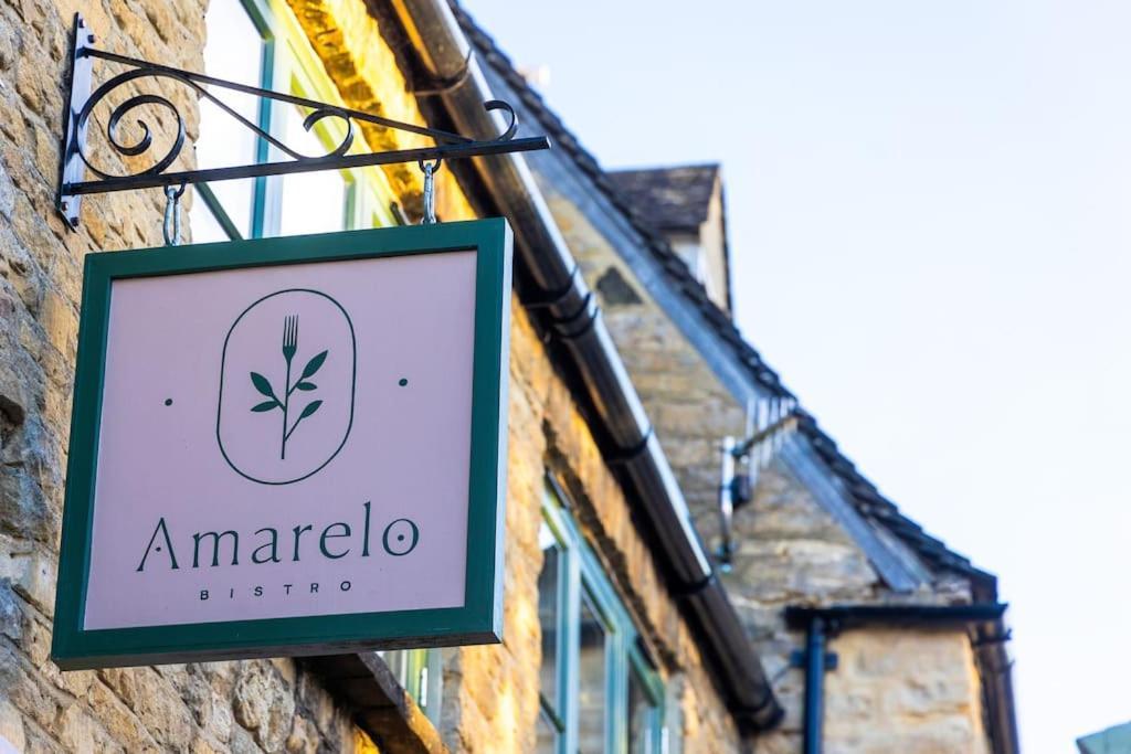 Amarelo Apartment, Central Charlbury, 1 Super King Bed Экстерьер фото