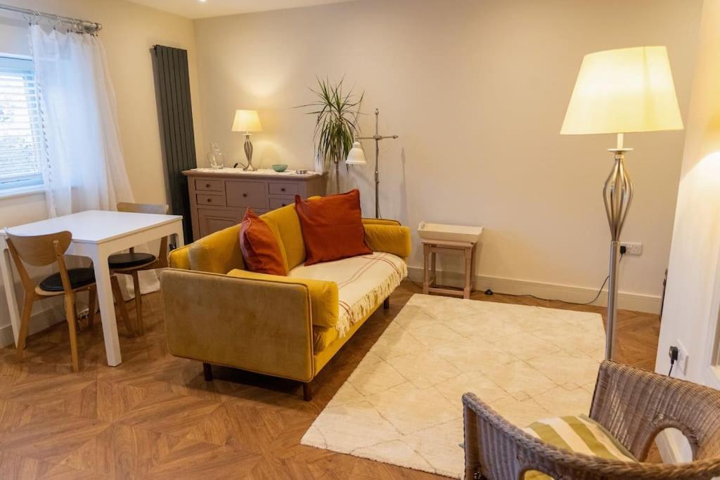 Amarelo Apartment, Central Charlbury, 1 Super King Bed Экстерьер фото