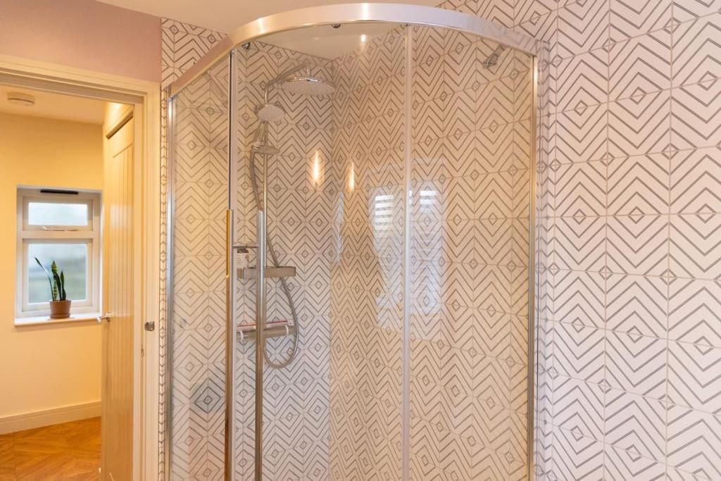 Amarelo Apartment, Central Charlbury, 1 Super King Bed Экстерьер фото