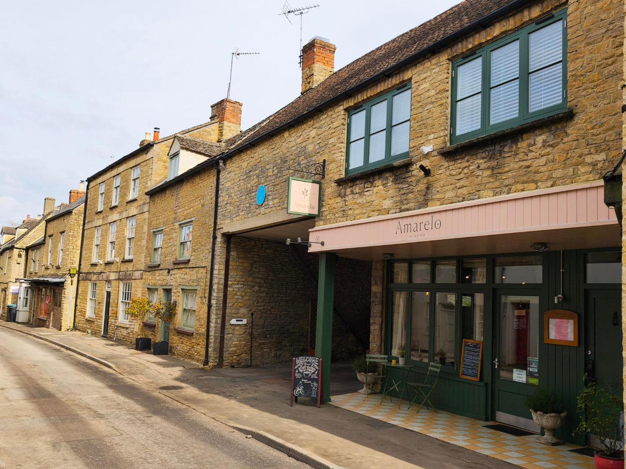 Amarelo Apartment, Central Charlbury, 1 Super King Bed Экстерьер фото